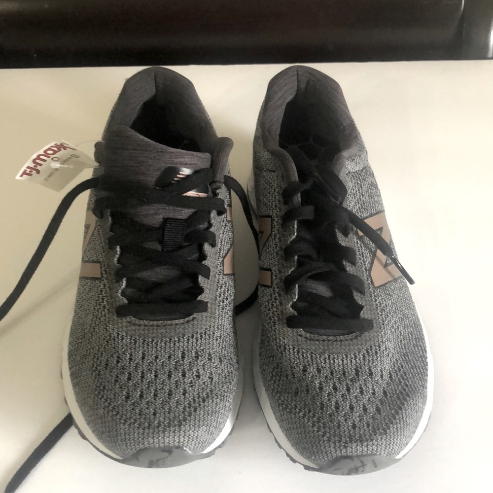 NWT ✨🌟New Balance Fresh Foam ladies shoe. Gray